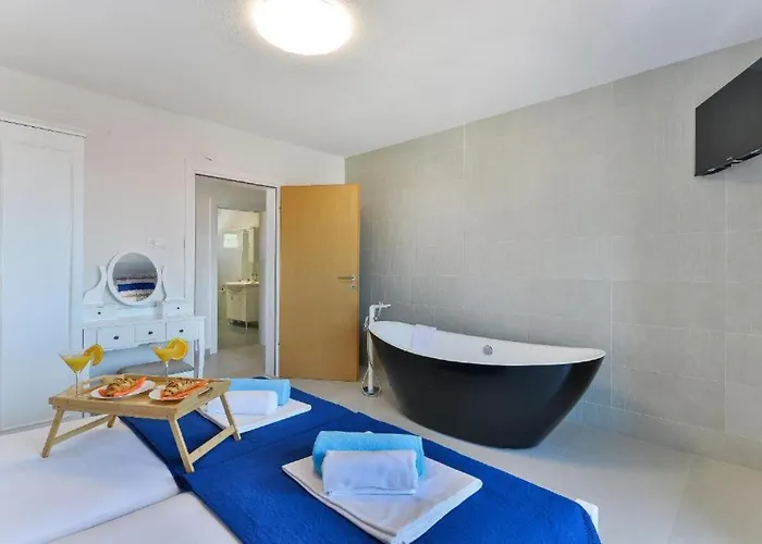 Sara * ベンコヴァツ