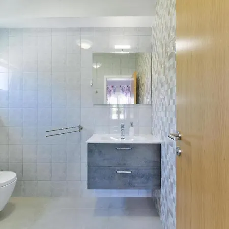 Sara فيلة بنكوفاتش