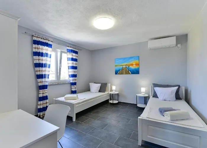 Sara * Бенковац